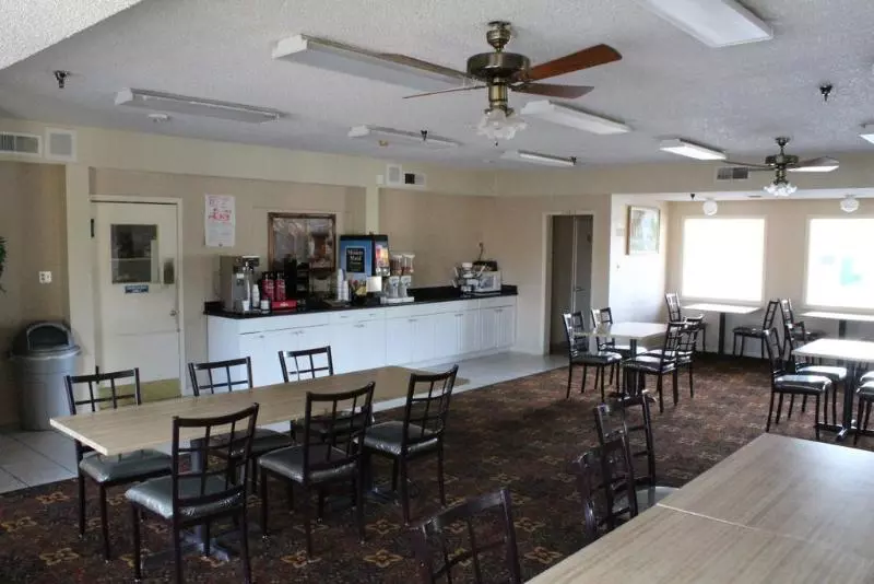 בית מלון כפרי Hillview Inn At Six Flags Fiesta