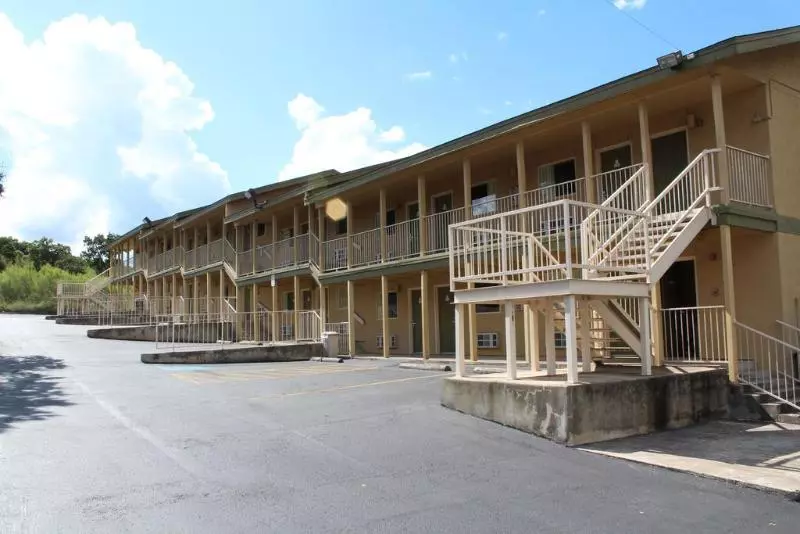 בית מלון כפרי Hillview Inn At Six Flags Fiesta