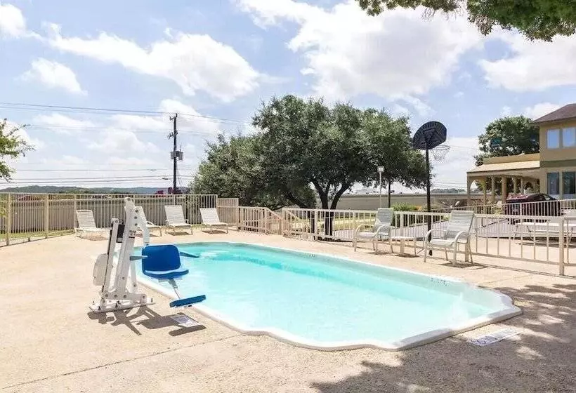 בית מלון כפרי Hillview Inn At Six Flags Fiesta