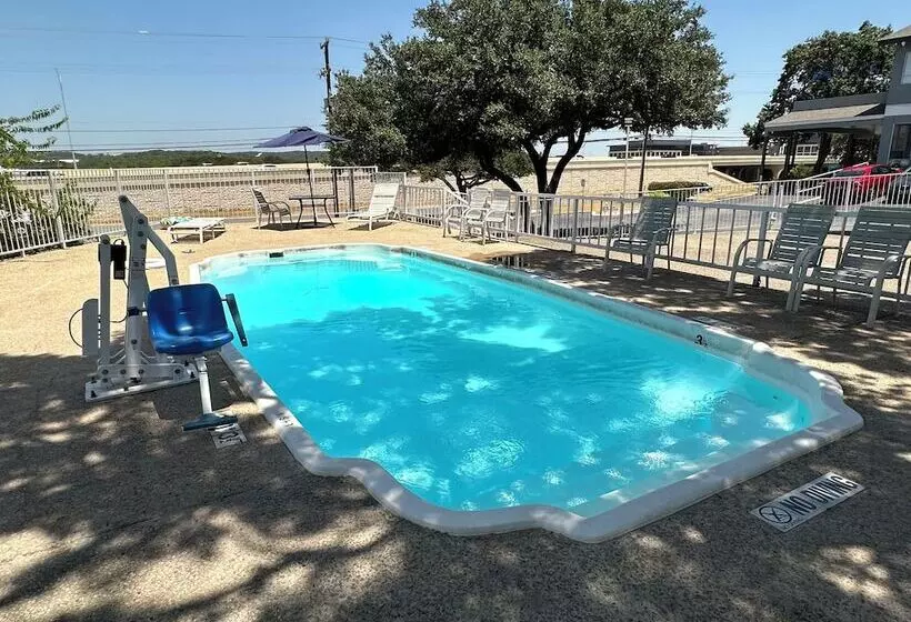 בית מלון כפרי Hillview Inn At Six Flags Fiesta