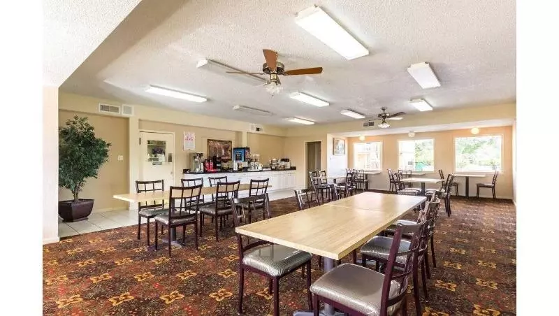 בית מלון כפרי Hillview Inn At Six Flags Fiesta