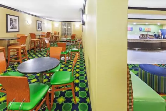 호텔 La Quinta Inn & Suites Tulsa Central