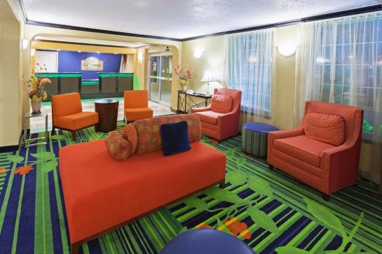 בית מלון כפרי La Quinta Inn & Suites Tulsa Central