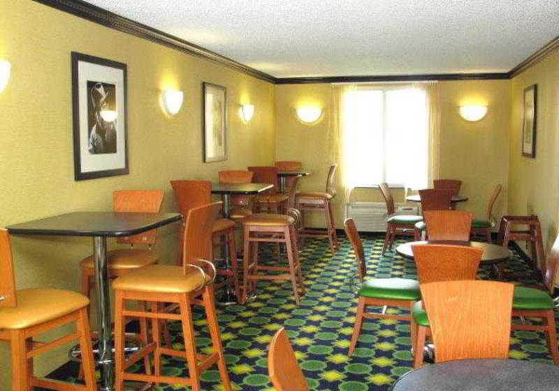 בית מלון כפרי La Quinta Inn & Suites Tulsa Central