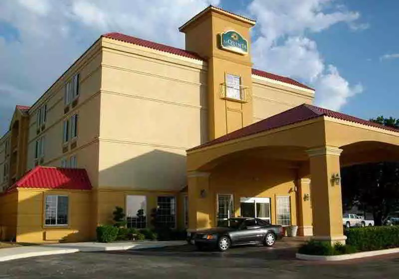 호텔 La Quinta Inn & Suites Tulsa Central
