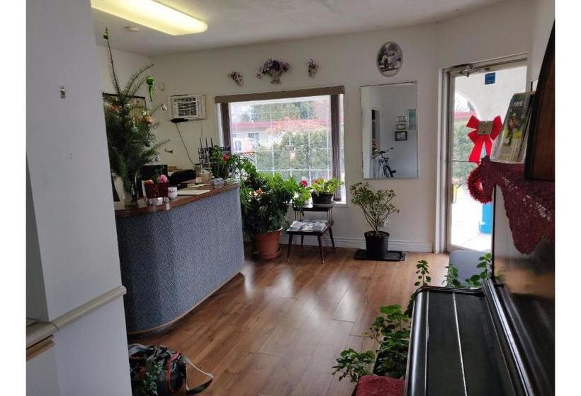 בית מלון כפרי Penticton  Granada Inn