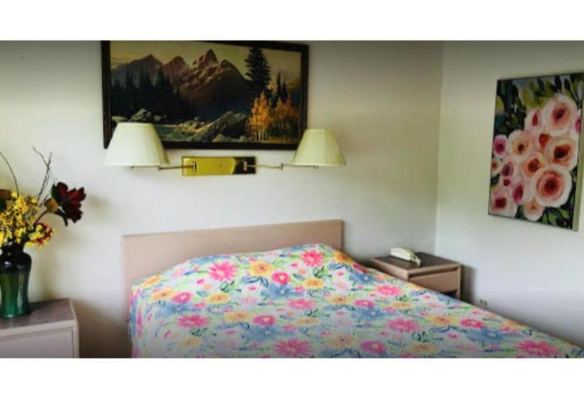 בית מלון כפרי Penticton  Granada Inn