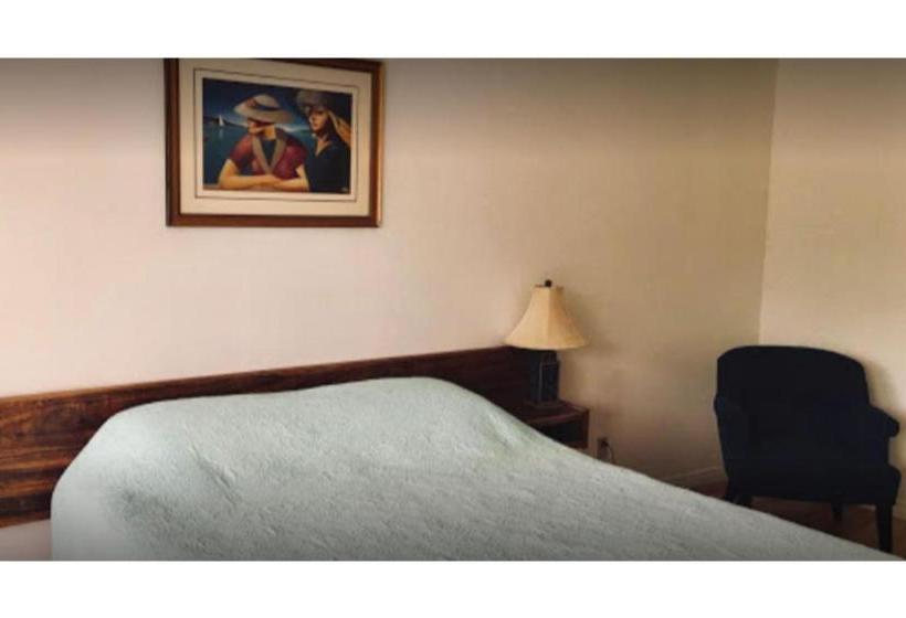 בית מלון כפרי Penticton  Granada Inn