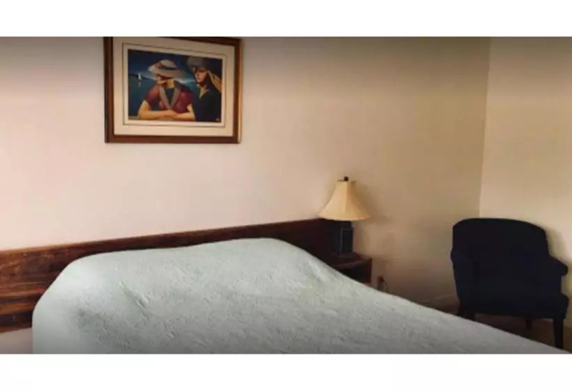 בית מלון כפרי Penticton Granada Inn