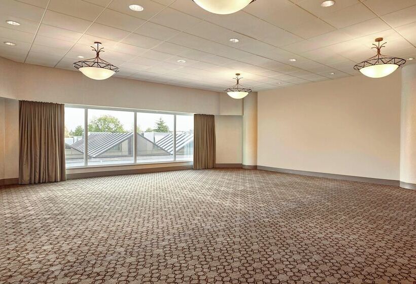 هتل Sheraton Vancouver Guildford