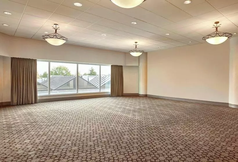 בית מלון כפרי Sheraton Vancouver Guildford