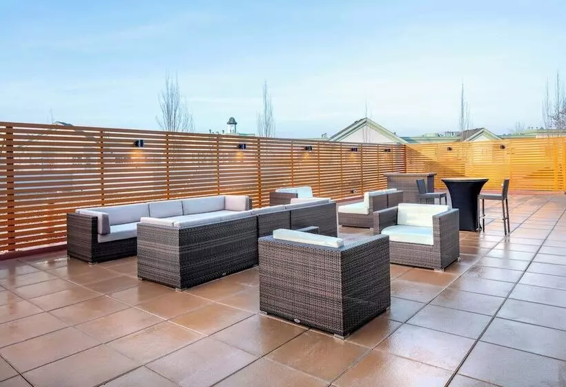 בית מלון כפרי Sheraton Vancouver Guildford