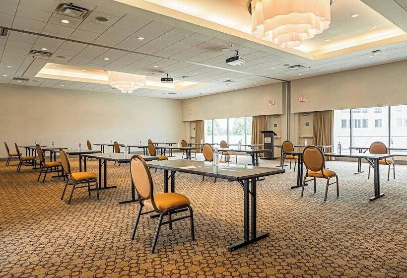 هتل Sheraton Vancouver Guildford