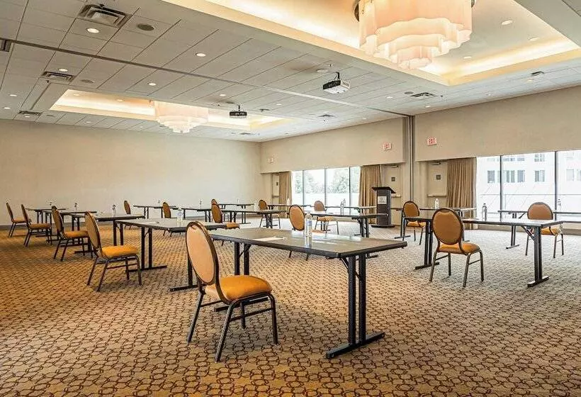 בית מלון כפרי Sheraton Vancouver Guildford