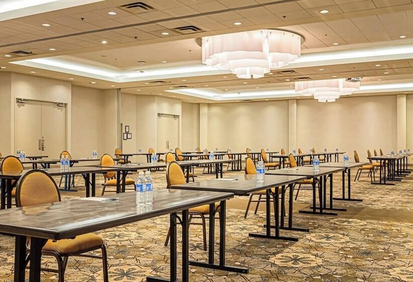 هتل Sheraton Vancouver Guildford