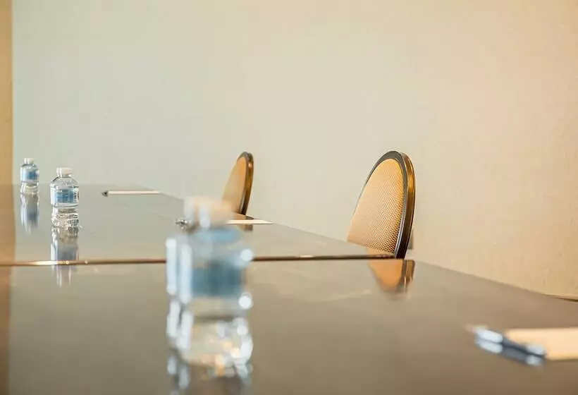 בית מלון כפרי Sheraton Vancouver Guildford