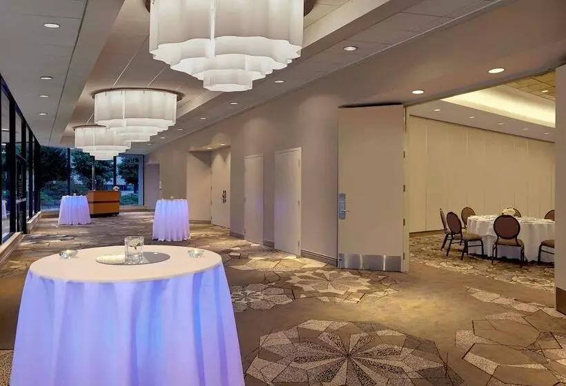 בית מלון כפרי Sheraton Vancouver Guildford