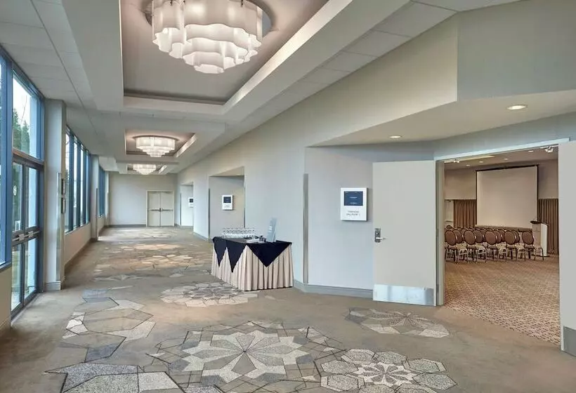 בית מלון כפרי Sheraton Vancouver Guildford