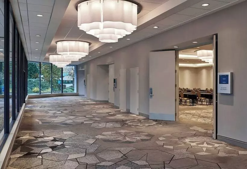 בית מלון כפרי Sheraton Vancouver Guildford