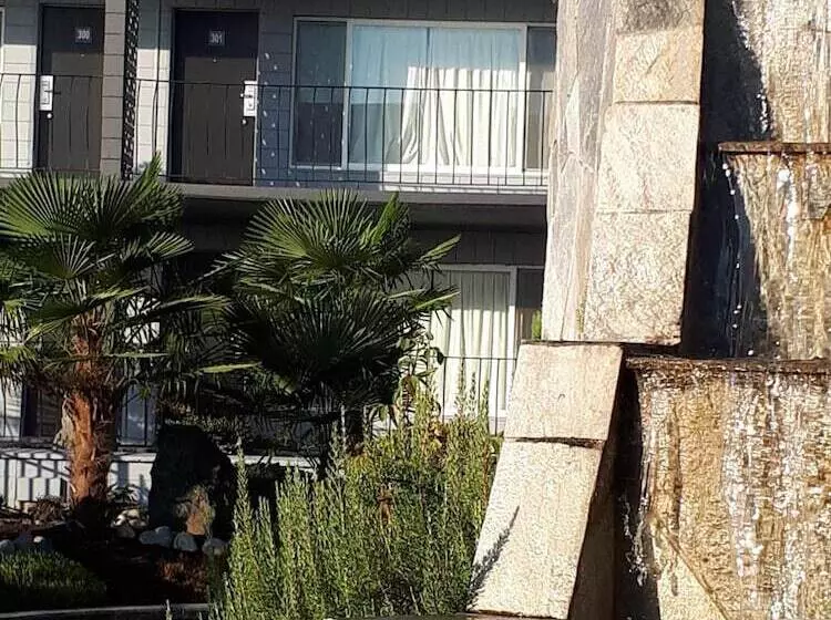 Мотель Port O Call Inn