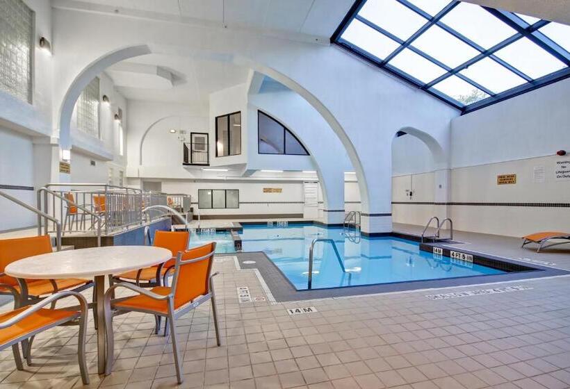 فندق Holiday Inn & Suites Windsor Ambassador Bridge By Ihg