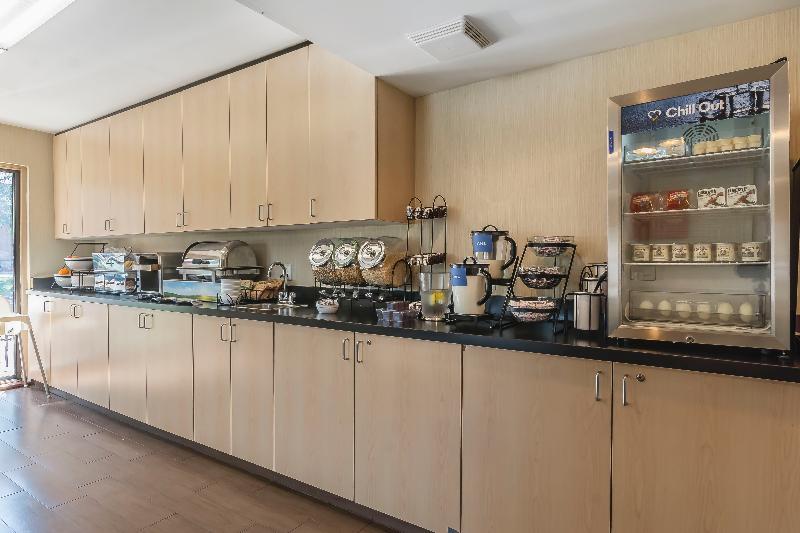 هتل Ramada By Wyndham Kingston