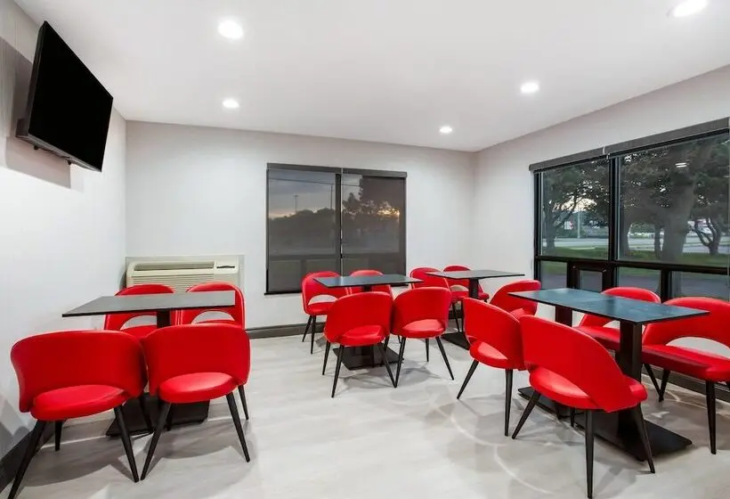 هتل Ramada By Wyndham Kingston