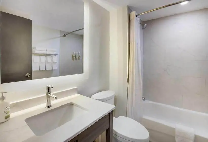 هتل Ramada By Wyndham Kingston