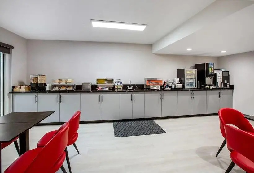 هتل Ramada By Wyndham Kingston