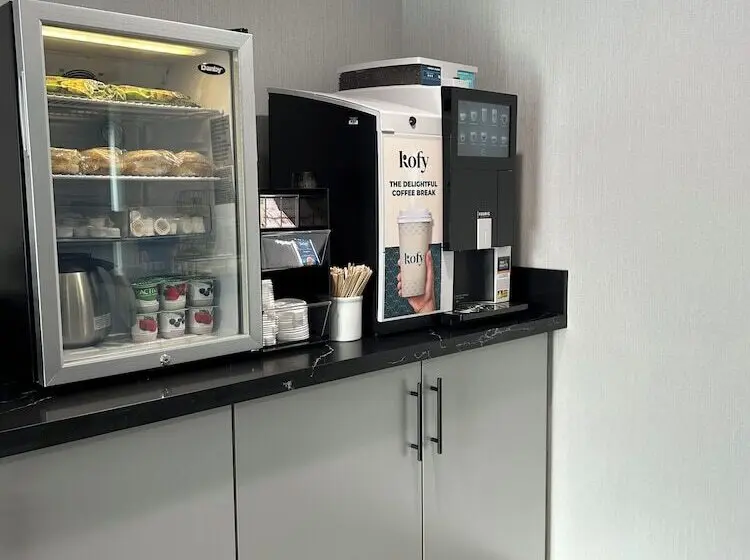 هتل Ramada By Wyndham Kingston