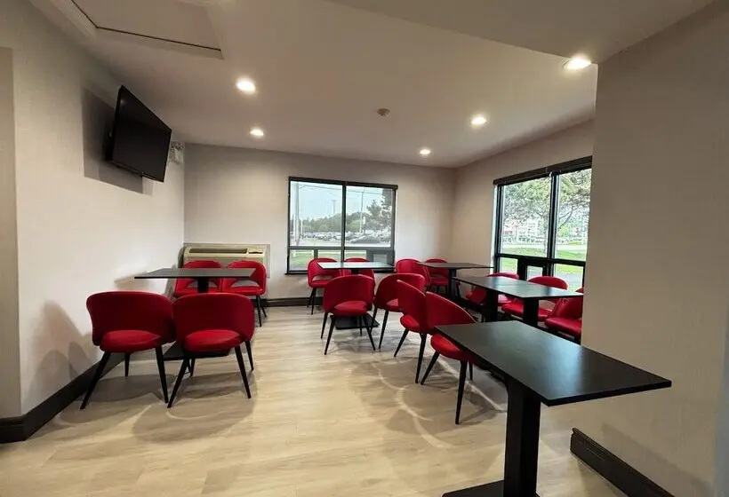 هتل Ramada By Wyndham Kingston