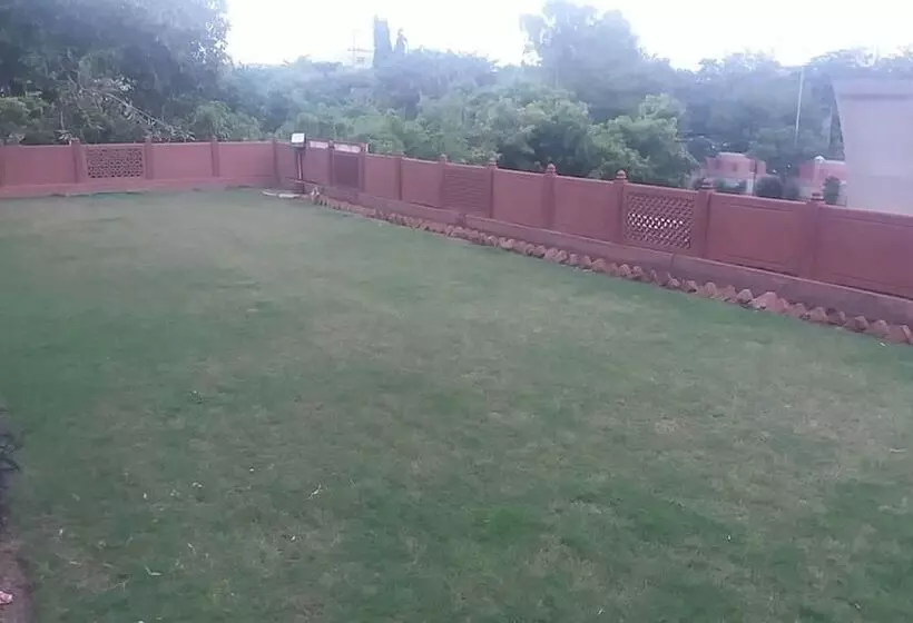 בית מלון כפרי Aditya International