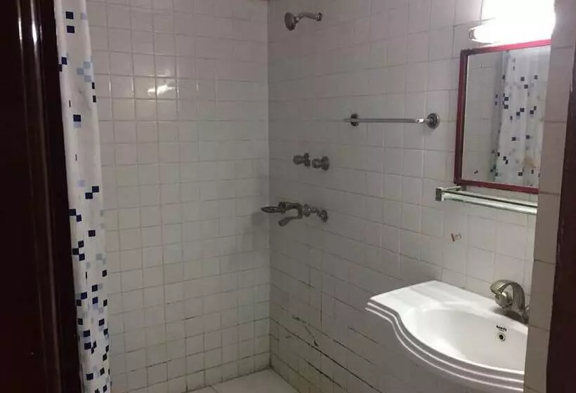 בית מלון כפרי Aditya International