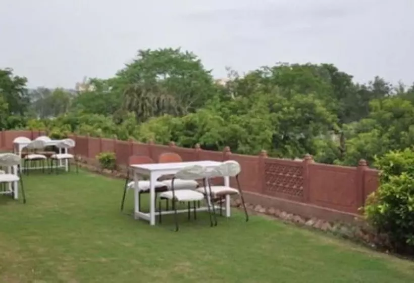 בית מלון כפרי Aditya International