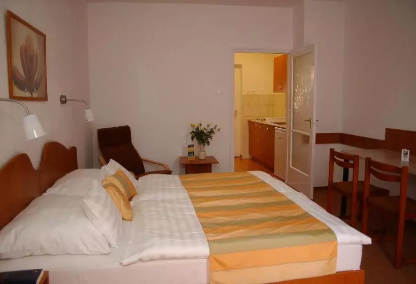 Отель Siesta Club Apartman Harkány