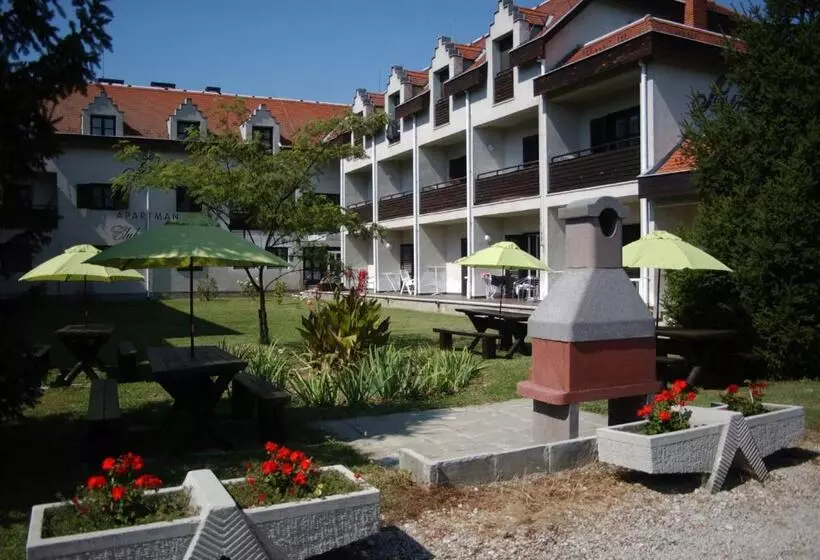 Отель Siesta Club Apartman Harkány