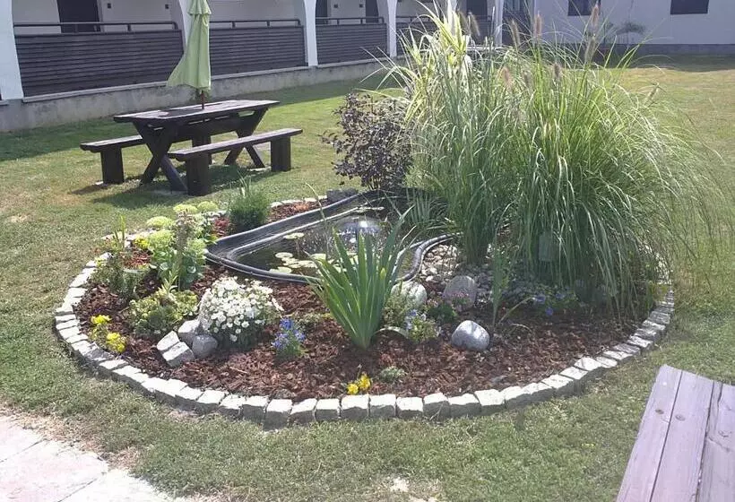 Отель Siesta Club Apartman Harkány