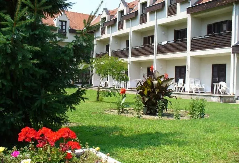 Отель Siesta Club Apartman Harkány