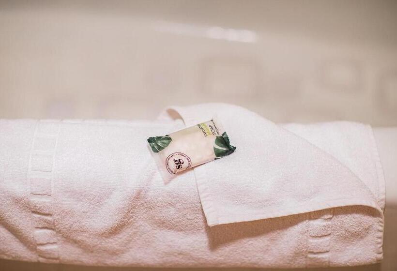 فندق Inn At The Canyons