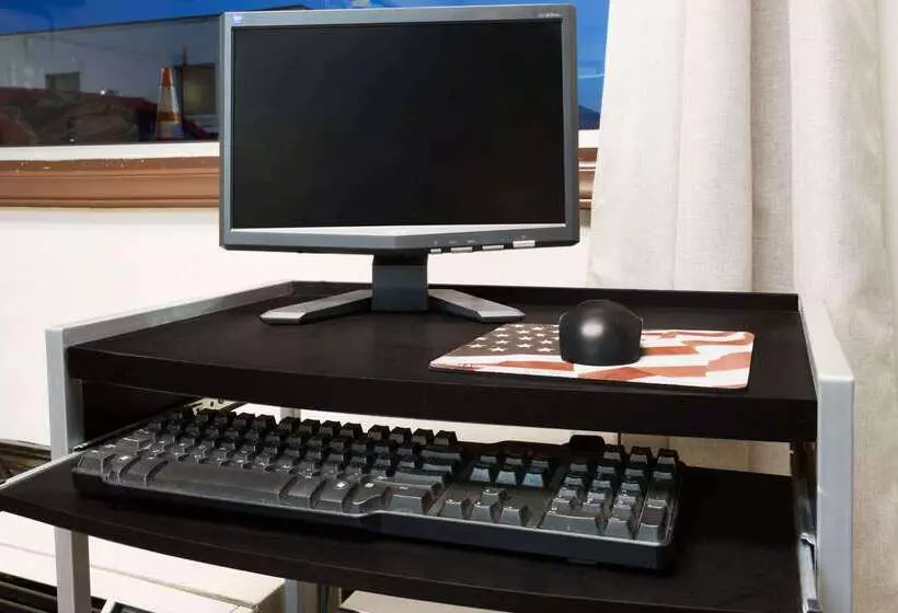 Отель Super 8 By Wyndham Greensboro