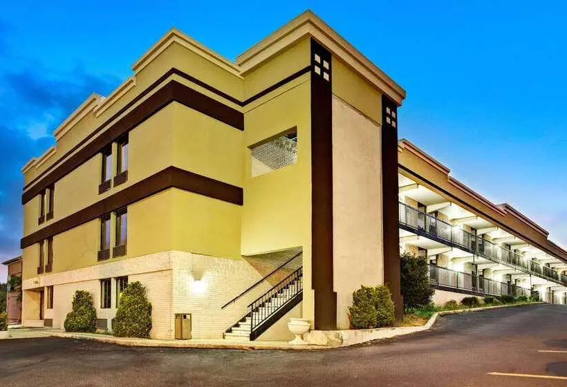 Hotelli Super 8 Downtown Raleigh