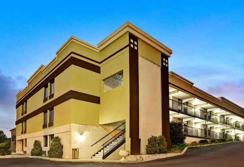 Hotelli Super 8 Downtown Raleigh