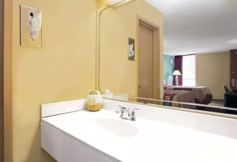 Hotelli Super 8 Downtown Raleigh