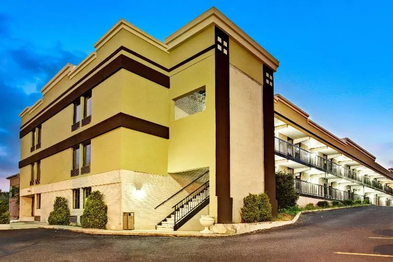 Hotelli Super 8 Downtown Raleigh