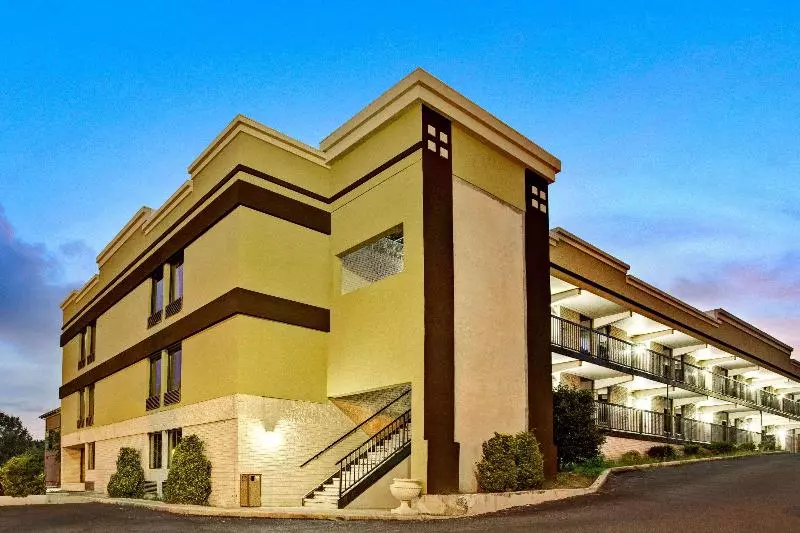 Hotelli Super 8 Downtown Raleigh