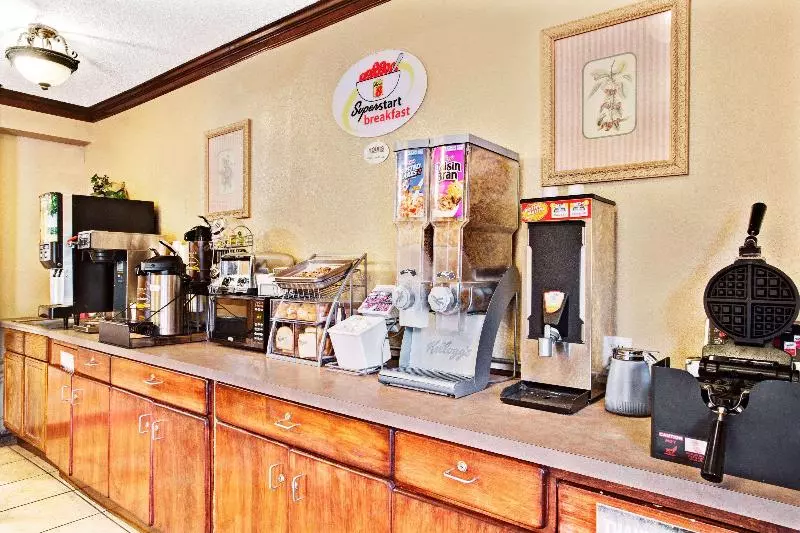 Hotelli Super 8 Downtown Raleigh