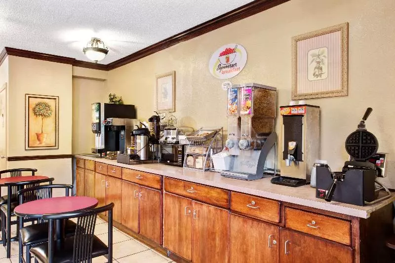 Hotelli Super 8 Downtown Raleigh