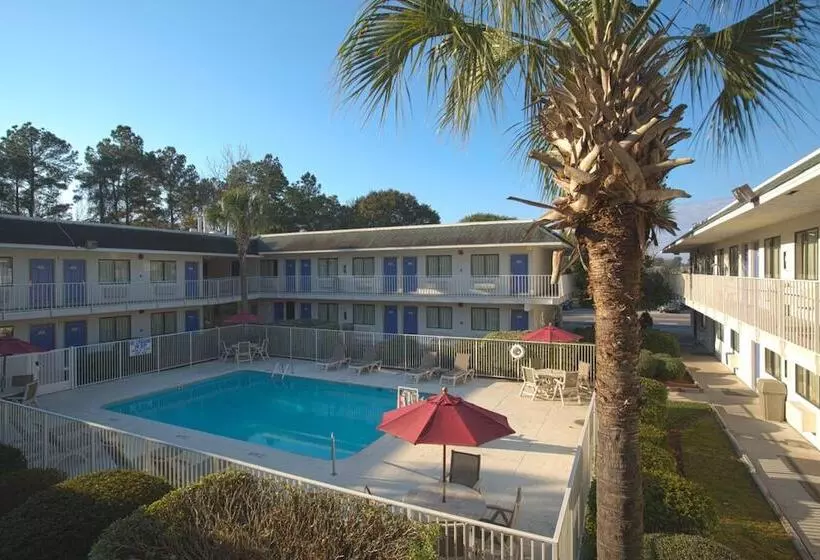 モーテル North Charleston Lodge