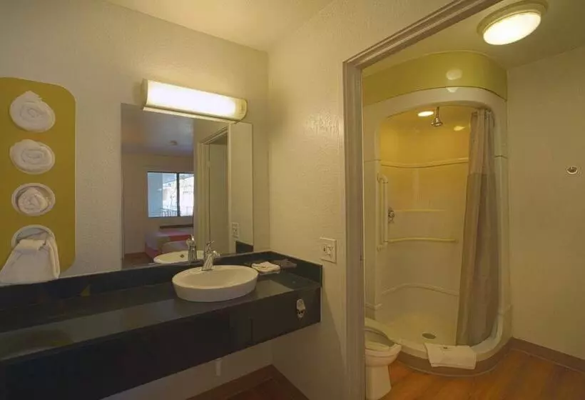 モーテル North Charleston Lodge