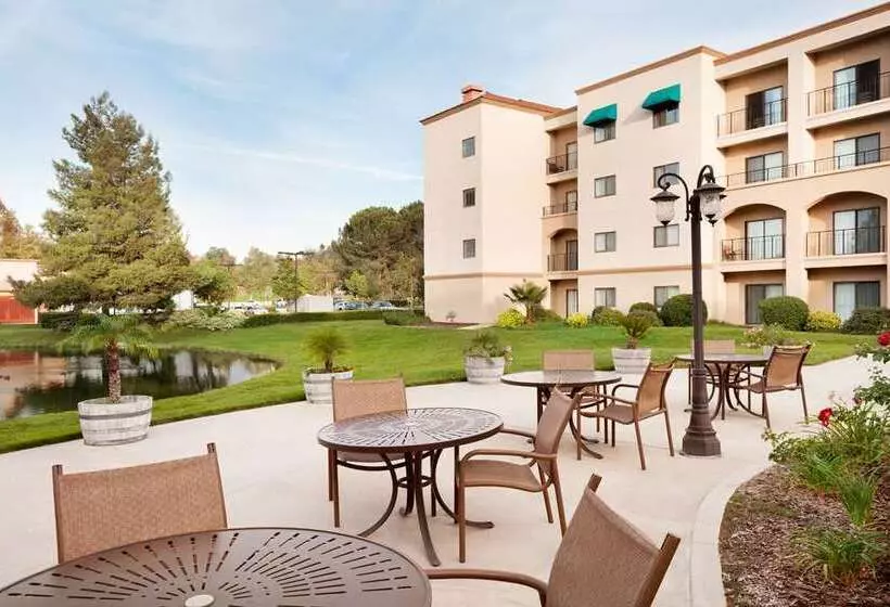 Отель Embassy Suites By Hilton Temecula Valley Wine Country